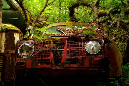 Foto de Viejos coches oxidados en el cementerio de coches - Imagen libre de derechos