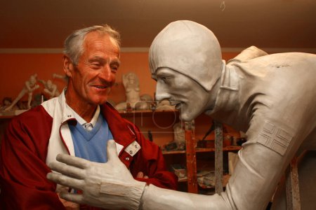 Foto de Estatua de escultor de leyenda deportiva Fred Anton Maier y Nina Nesje en Noruega. - Imagen libre de derechos