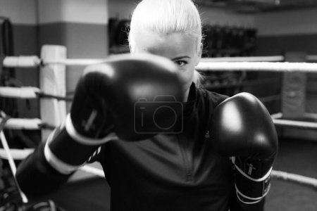Téléchargez les photos : Sandra Lyng entraîne la boxe thaïlandaise - en image libre de droit