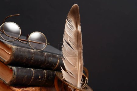 Foto de "Concepto de literatura, pluma de pluma, libros, gafas - Imagen libre de derechos