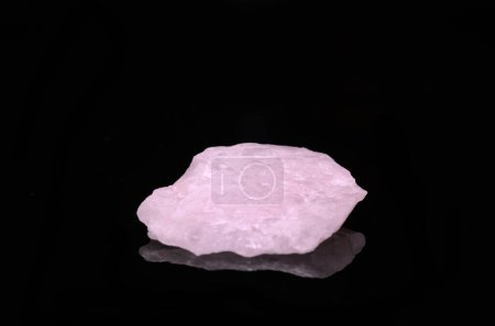 Téléchargez les photos : Pierre de quartz rose sur noir - en image libre de droit
