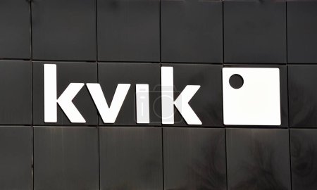 Foto de Vista de primer plano del logotipo de Kvik - Imagen libre de derechos