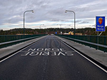 Téléchargez les photos : Le passage de la frontière entre la Suède et la Norvège sur l'ancien pont Svinesund - en image libre de droit