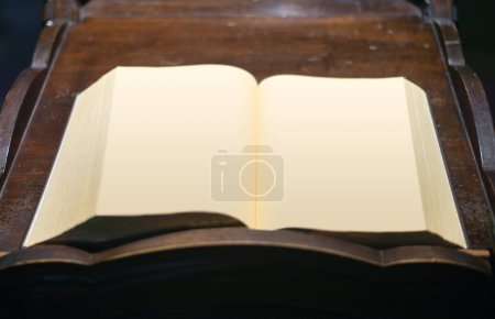 Foto de Libro abierto sobre fondo de madera - Imagen libre de derechos