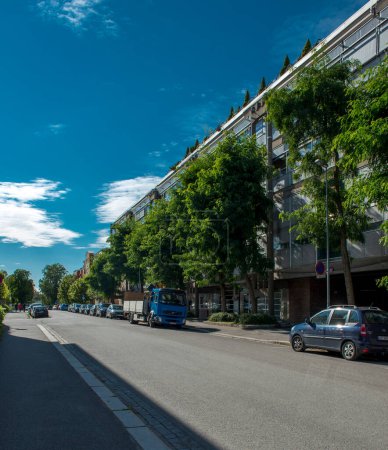 Téléchargez les photos : Rue de ville moderne avec ciel bleu - en image libre de droit