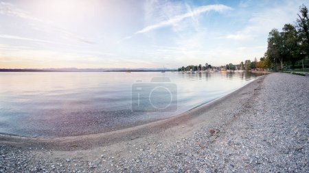 Téléchargez les photos : Constance du lac au lever du soleil - en image libre de droit