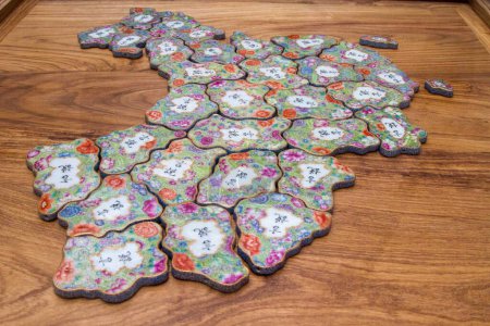 Foto de Mosaico colorido hecho de baldosas de cerámica en la mesa de madera - Imagen libre de derechos