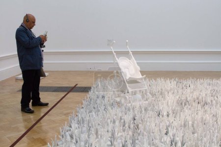 Foto de La gente visita la exposición de arte ai weiwei del Reino Unido - Imagen libre de derechos