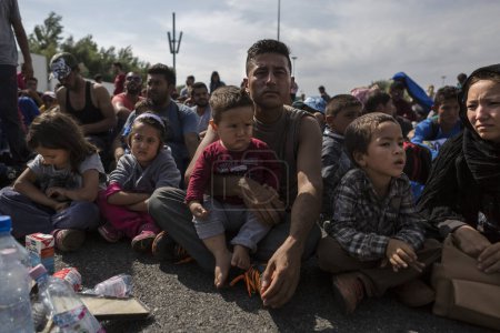 Téléchargez les photos : SERBIE, Horgos : Les réfugiés attendent à la frontière Serbie-Hongrie, bloquant la circulation, après que la Hongrie a fermé le poste frontière le 16 septembre 2015. - en image libre de droit