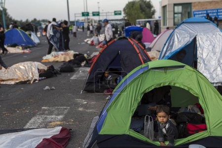 Téléchargez les photos : SERBIE, Horgos : Les réfugiés attendent à la frontière Serbie-Hongrie, bloquant la circulation, après que la Hongrie a fermé le poste frontière le 16 septembre 2015. - en image libre de droit