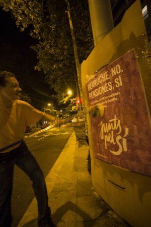 Téléchargez les photos : ESPAGNE, BARCELONE - 16 septembre 2015 : Un militant de la coalition pro-indépendance Junts pel Si Together for Yes pose des affiches autour de Barcelone dans la soirée du 16 septembre 2015. - en image libre de droit