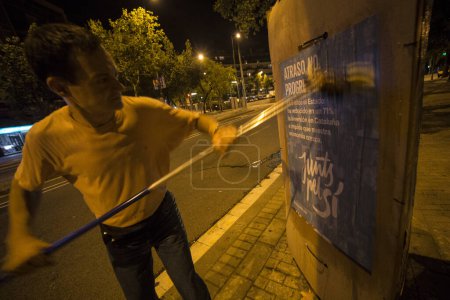 Téléchargez les photos : ESPAGNE, BARCELONE - 16 septembre 2015 : Un militant de la coalition pro-indépendance Junts pel Si Together for Yes pose des affiches autour de Barcelone dans la soirée du 16 septembre 2015. - en image libre de droit