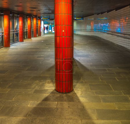 Téléchargez les photos : Intérieur Station de métro Nationaltheatret à Oslo - en image libre de droit