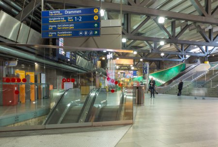 Téléchargez les photos : Intérieur Station de métro Nationaltheatret à Oslo - en image libre de droit