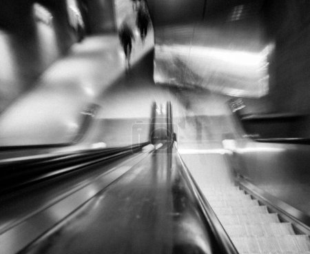 Téléchargez les photos : Flou de l'escalator dans la station de métro - en image libre de droit