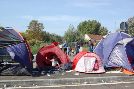 Téléchargez les photos : SERBIE, Horgos : Migrants à Horgo, Serbie, le 17 septembre 2015. Récemment, les migrants se sont heurtés à la police en forçant celle-ci à utiliser des gaz lacrymogènes et des canons à eau pour tenir les réfugiés à distance. - en image libre de droit
