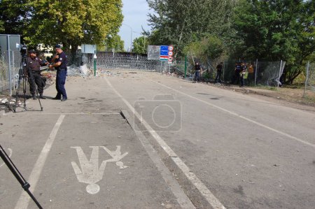 Foto de SERBIA, Horgos: Migrantes en Horgo, Serbia, 17 de septiembre de 2015. Recientemente, los migrantes se han enfrentado con la policía obligando a la policía a usar gas lacrimógeno y cañones de agua para mantener a raya a los refugiados.. - Imagen libre de derechos