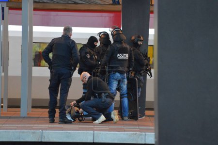 Téléchargez les photos : PAYS-BAS, Rotterdam : Des membres d'une unité spéciale de la police néerlandaise montent la garde près d'un train Thalys sur une plate-forme de la gare centrale de Rotterdam, le 18 septembre 2015 - en image libre de droit