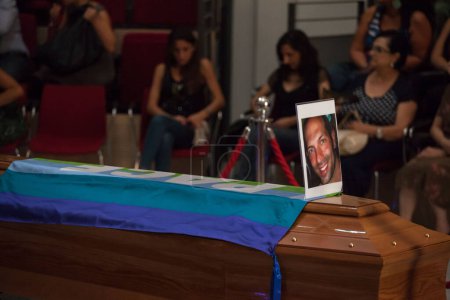 Foto de ITALIA, PALERMO: El funeral de Giovanni Lo Porto se celebró el 18 de septiembre de 2015, con el alcalde Leoluca Orlando declarando un día de luto en la ciudad. - Imagen libre de derechos