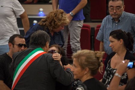 Foto de ITALIA, PALERMO: El funeral de Giovanni Lo Porto se celebró el 18 de septiembre de 2015, con el alcalde Leoluca Orlando declarando un día de luto en la ciudad. - Imagen libre de derechos