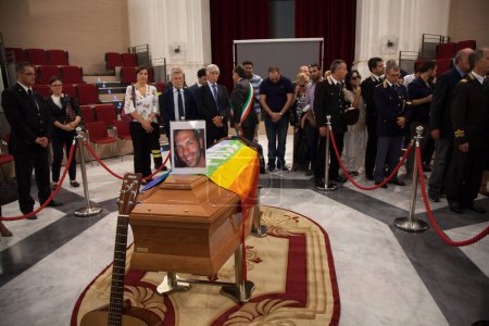 Téléchargez les photos : ITALIE, PALERMO : Les funérailles de Giovanni Lo Porto ont eu lieu le 18 septembre 2015, avec le maire Leoluca Orlando déclarant un jour de deuil dans la ville. - en image libre de droit