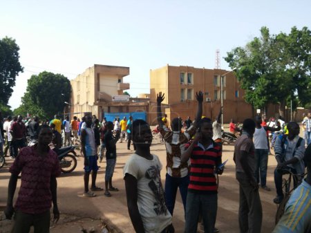 Téléchargez les photos : BURKINA FASO, Ouagadougou : Les manifestants réagissent lors d'une manifestation contre le coup d'Etat militaire près de la place de la Nation à Ouagadougou, Burkina Faso, le 17 septembre 2015. - en image libre de droit
