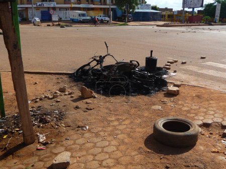 Foto de BURKINA FASO, Uagadugú: Una motocicleta quemada se ve en Uagadugú, Burkina Faso, el 18 de septiembre de 2015 - Imagen libre de derechos