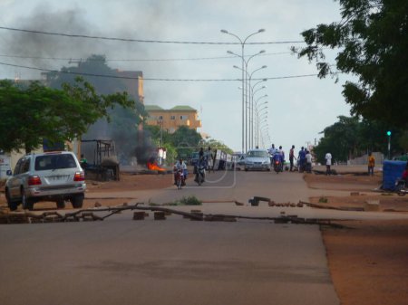 Téléchargez les photos : BURKINA FASO, Ouagadougou : Des motos sont vues devant des barricades à Ouagadougou, Burkina Faso, le 18 septembre 2015. - en image libre de droit