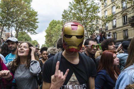 Téléchargez les photos : Paris, France - 20 septembre 2015 : Rues bondées le jour de la Techno Parade - en image libre de droit