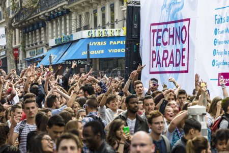 Téléchargez les photos : Paris, France - 20 septembre 2015 : Rues bondées le jour de la Techno Parade - en image libre de droit