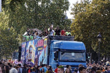 Téléchargez les photos : FRANCE, Paris : Des gens dansent dans la rue lors de la 18e édition de l "événement Techno Parade à Paris le 19 septembre 2015. - en image libre de droit