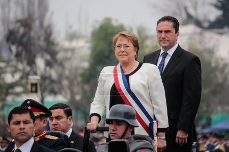Foto de CHILE, Santiago: La presidenta chilena Michelle Bachelet (C) participa en un desfile militar en Santiago, el 19 de septiembre de 2015, en el día del 205 aniversario de la independencia de Chile - Imagen libre de derechos