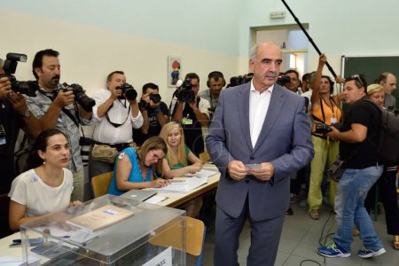 Foto de GRECIA, Atenas: El principal partido de derecha de Grecia, encabezado por el jefe interino del partido, Evangelos Meimarakis, emite su voto en un centro de votación en Maroussi, Atenas, el 20 de septiembre de 2015 - Imagen libre de derechos