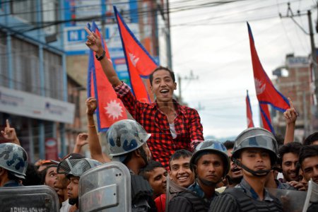 Foto de NEPAL, Katmandú: Las celebraciones continuaron en Katmandú, Nepal, el 21 de septiembre de 2015, un día después de que el gobierno dio a conocer la primera constitución democrática del país - Imagen libre de derechos