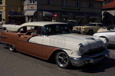 Téléchargez les photos : Street & Cruisin 'Club Halden organise chaque année l'une des rencontres automobiles les plus fréquentées de Norvège pour les voitures classiques. - en image libre de droit