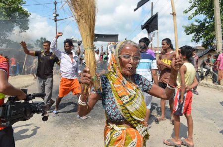 Foto de NEPAL, Terai: Nepal anunció su primera constitución democrática, lo que provocó indignación entre las comunidades étnicas de Madeshi y Tharu el 20 de septiembre de 2015. Manifestantes han organizado protestas en diferentes partes de la región de Terai - Imagen libre de derechos