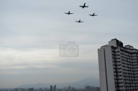 Téléchargez les photos : Chili, Santiago : Des avions militaires de l'armée de l'air chilienne survolent Santiago en formation pour célébrer la Journée des gloires de l'armée, le 19 septembre 2015. - en image libre de droit