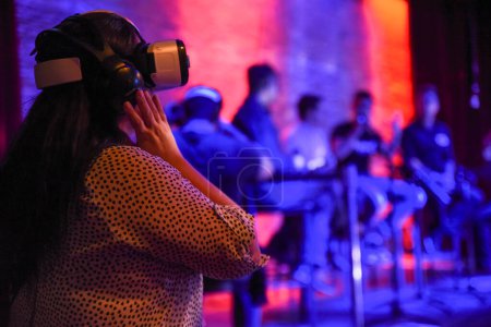 Téléchargez les photos : CANADA, Toronto : Un participant porte un casque de réalité virtuelle lors d'une table ronde au Festival of International Virtual and Augmented Reality Stories le 19 septembre 2015. - en image libre de droit
