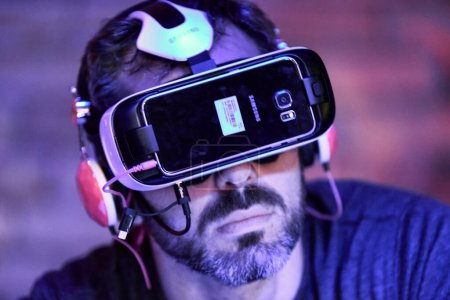 Téléchargez les photos : CANADA, Toronto : Un homme porte un casque de réalité virtuelle au Festival of International Virtual and Augmented Reality Stories le 19 septembre 2015. - en image libre de droit
