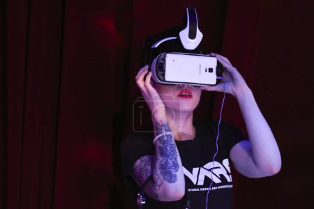 Téléchargez les photos : CANADA, Toronto : Un assistant configure un casque de réalité virtuelle au Festival of International Virtual and Augmented Reality Stories le 19 septembre 2015. - en image libre de droit