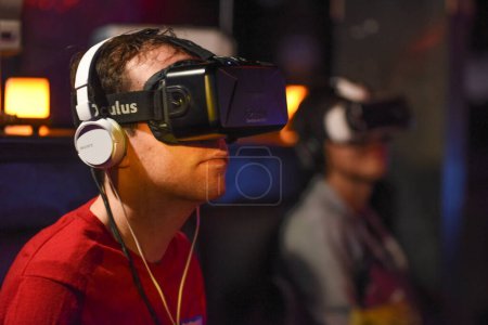 Téléchargez les photos : CANADA, Toronto : Un participant porte un casque de réalité virtuelle au Festival of International Virtual and Augmented Reality Stories le 19 septembre 2015. - en image libre de droit