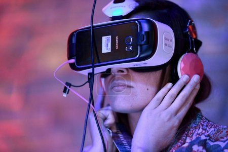 Foto de CANADÁ, Toronto: Un asistente lleva un auricular de realidad virtual en el Festival Internacional de Historias Virtuales y de Realidad Aumentada el 19 de septiembre de 2015. - Imagen libre de derechos