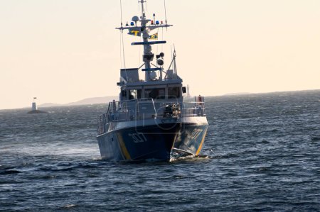 Téléchargez les photos : Garde côtière suédoise bateau en mer - en image libre de droit