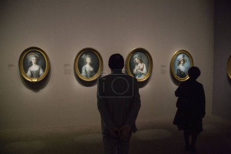 Téléchargez les photos : FRANCE, Paris : Quelques visiteurs visitent la première exposition d'Elisabeth Louise Vige Le Brun au Grand Palais, à Paris, le 21 septembre 2015. Elisabeth Louise Vige Le Brun (1755-1842) est l'une des plus grandes portraitistes de son temps. - en image libre de droit