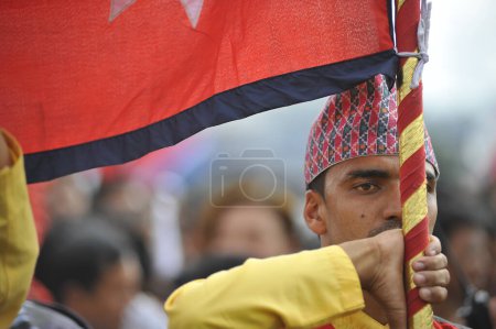 Téléchargez les photos : NEPAL, Katmandou : Des artistes participent à des célébrations à Katmandou, au Népal, le 21 septembre 2015, un jour après que le gouvernement a dévoilé la première constitution démocratique du pays. - en image libre de droit