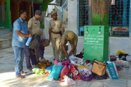 Téléchargez les photos : INDE, Ajmer : La police fouille des sacs après qu'une bombe de canular ait évacué des milliers de pèlerins du sanctuaire soufi d'Ajmer Sharif Dargah au Rajasthan le 21 septembre 2015. - en image libre de droit