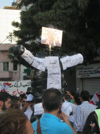 Téléchargez les photos : LIBAN, Beyrouth : Des manifestants descendent dans les rues de Beyrouth le 21 septembre 2015 dans le cadre du mouvement # YouStink qui se mobilise contre la corruption présumée du gouvernement. - en image libre de droit
