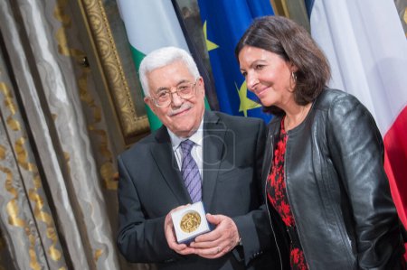 Téléchargez les photos : FRANCE, Paris : Mahmoud Abbas, président de l'Autorité palestinienne, pose aux côtés de Anne Hidalgo, maire de Paris, après avoir reçu la médaille de Paris lors d'une cérémonie marquant la Journée internationale de la paix le 21 septembre 2015 à l'hôtel de ville de Paris. - en image libre de droit
