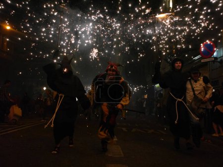 Téléchargez les photos : ESPAGNE, Barcelone ; Correfoc, ou Firerun, est un festival catalan traditionnel tenu à Barcelone le 20 septembre 2015, dans lequel des groupes de personnes habillées en diables allument des feux d'artifice. - en image libre de droit