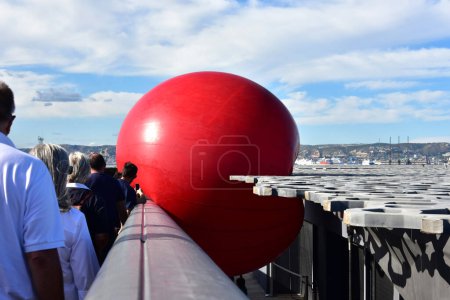Foto de FRANCIA, Marsella: Esta foto tomada el 19 de septiembre de 2015 en Marsella, muestra una bola roja entre las columnas del Palais de Longchamp. El proyecto RedBall del artista neoyorquino Kurt Perschke se detuvo en Marsella entre el 19 y el 25 de septiembre de 2015. - Imagen libre de derechos
